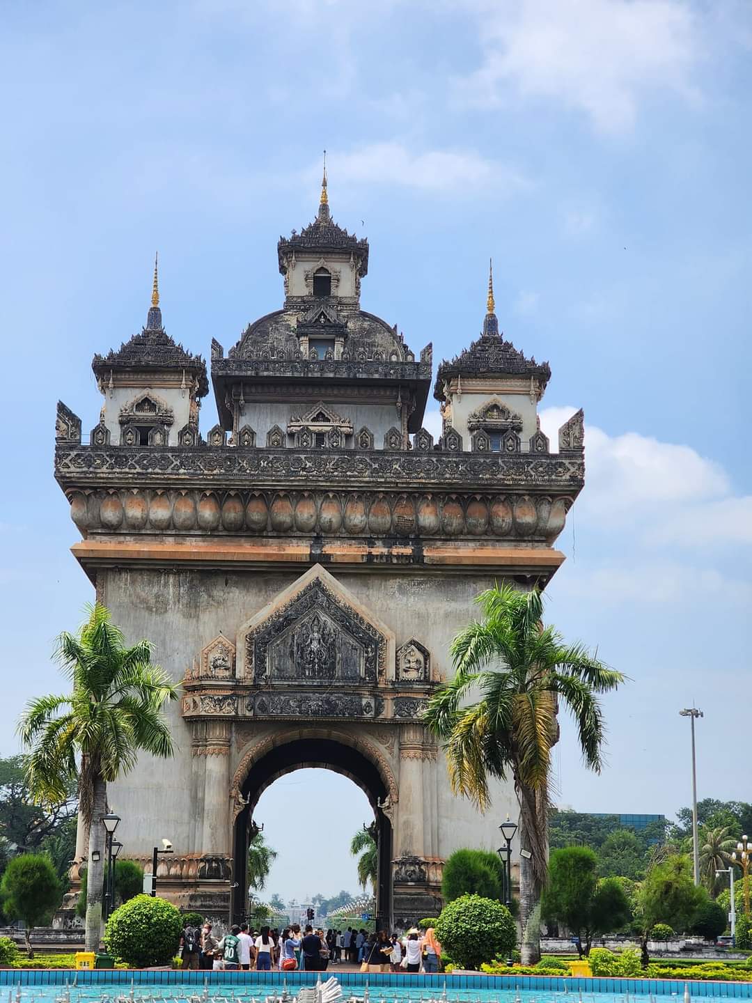 ຜູ້ຢ້ຽມຢາມເດີນຜ່ານຊ່ອງປະຕູ