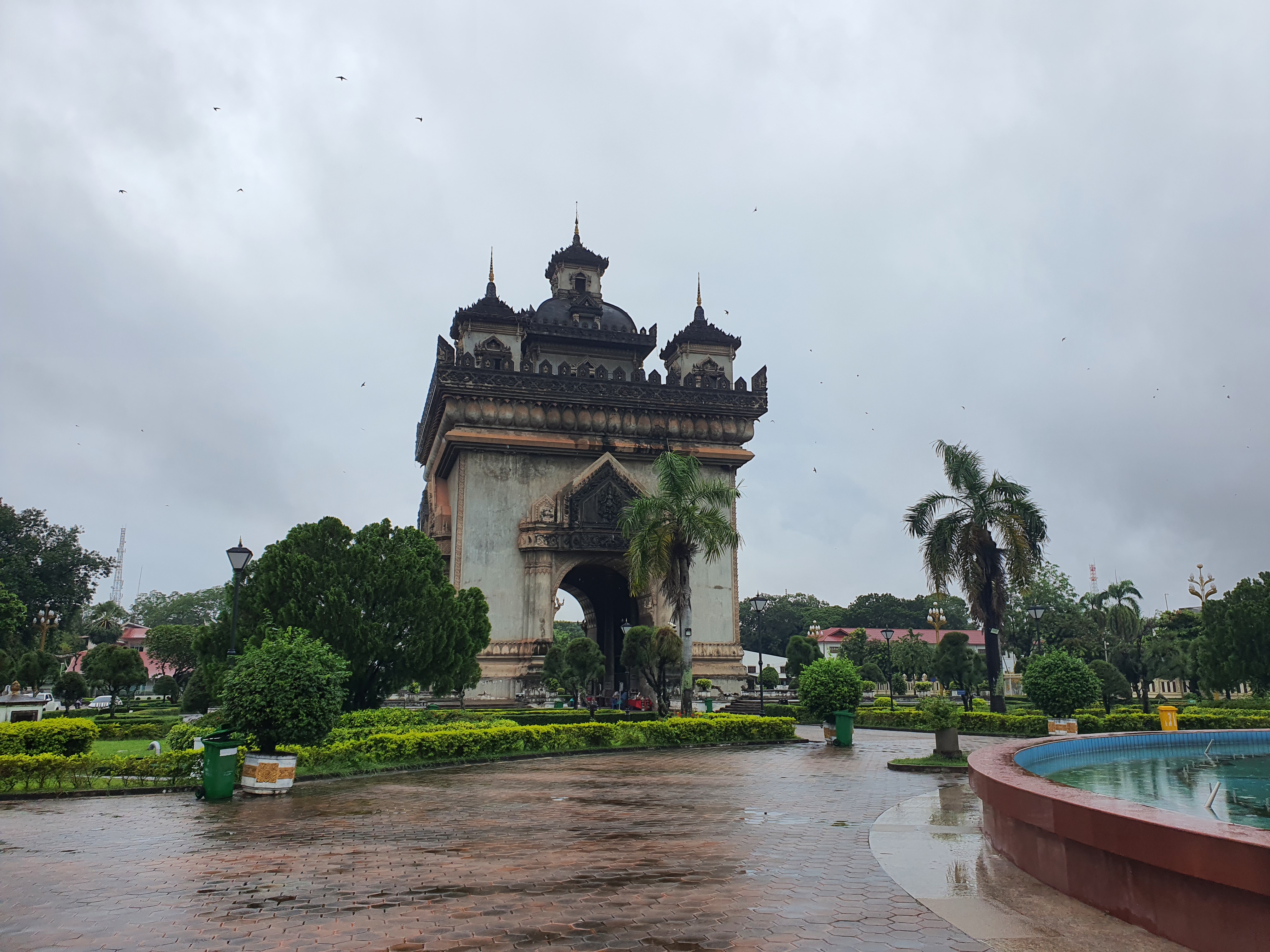 ສວນ ແລະທາງເດີນອ້ອມປະຕູໄຊ